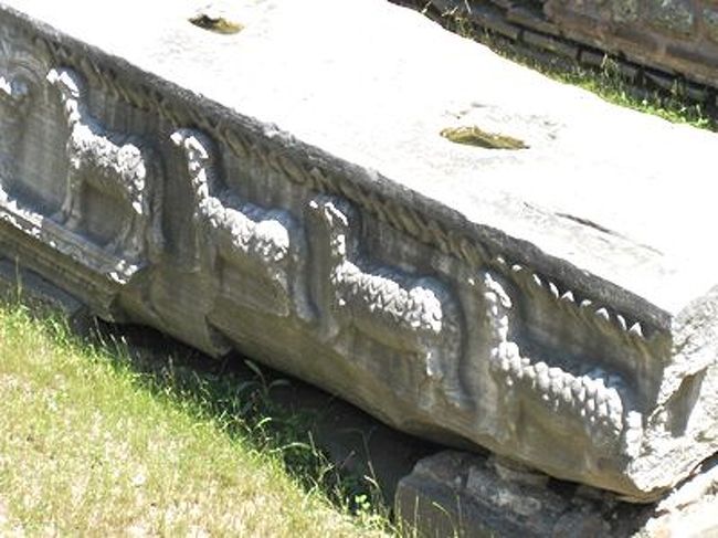 ひつじが並んでいます.<br />こういうのが無造作に転がっているあたり,イスタンブールはとても贅沢な遺跡の街です(^^)<br /><br />さて,アヤ・ソフィアはもともとハギア・ソフィアと呼ばれていました.<br />アヤという言葉は,ハギア(またはアギア)がトルコ風に訛ったもので,"聖"という意味.<br />ソフィアは"知恵"を意味するから,"聖なる知恵"ということで,もとはキリスト教の聖堂として使われていました.<br />現在の入場料は10YTL.(2008年7月では880円換算)