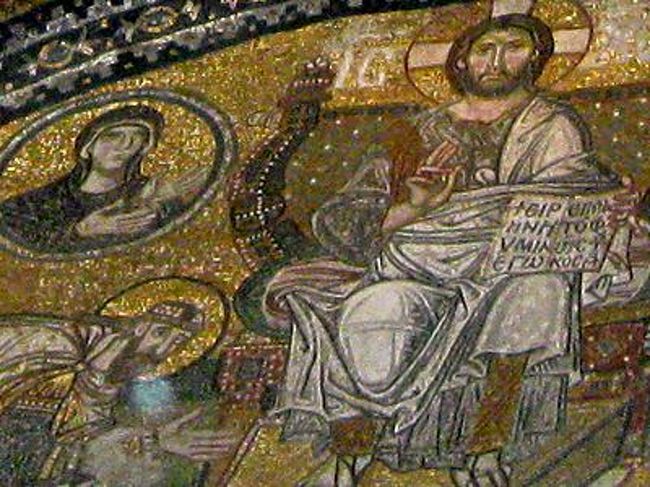 アヤ・ソフィアといえば,いたるところに壮麗なモザイクがあります.<br />オスマン・トルコ時代,布で覆われたり,漆喰で塗りつぶされたりしていたキリストのモザイクも,今日なら目の当たりにすることが出来ます.<br />撮影可能だけど,フラッシュは禁止.<br />特に2階にたくさん有名なモザイクがありますので,上へ上がられることをお忘れなく!<br />2階への上り口はちょっとわかりにくいかも.<br />「マリアの手形」の近くにあります.階段ではなくスロープになっているのは,昔身分の高い姫君等が馬車のまま上がったから.<br />