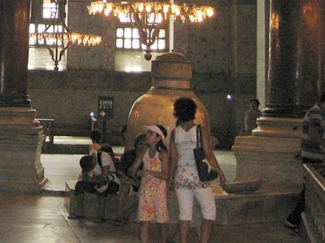 ベルガモン遺跡の大理石から作られた「ベルガモの壺」.中に入ると,両脇に置いてあります.<br />かつて信者はこの水で身を清めました.<br />写真の壺の,反対側にある壺のそばには,有名な"湿った柱"があります.壺の水で湿ったそうです.<br />その柱には,名高い「マリアの手形」があるので,絶えず人が群がっていますが,なんと親指を入れて抜かずに一回転出来ると願いが叶うのだそうです.<br />4本の指は柱から離してはいけないので,結構身体を使わないと難しい!!