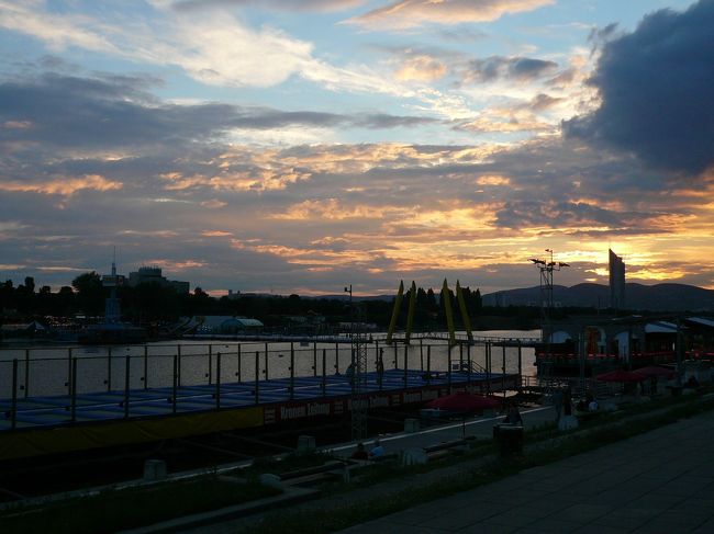 日が暮れてきました。<br />どんよりしたドナウに<br />あしたはこの川がつながって流れる<br />ハンガリーに行くんです。