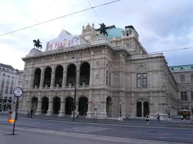 オペラ座。<br />夏、7･8月はオペラ座はおやすみ。<br />ショックだ。<br />この時期は世界に遠征中。<br />