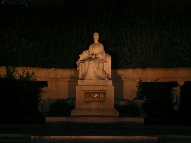 シシィの像<br />夜になり<br />幻想的にライトアップされていた。<br />