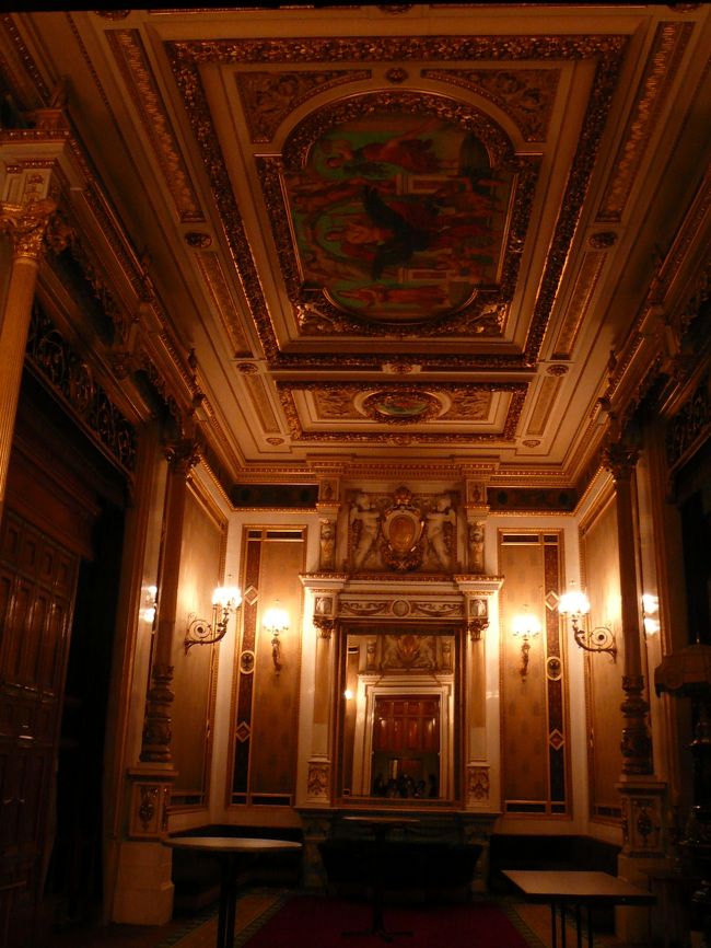 会場に入る前の待っているところ。<br />日本語だと待機所？<br />でもこんなに素敵な装飾。