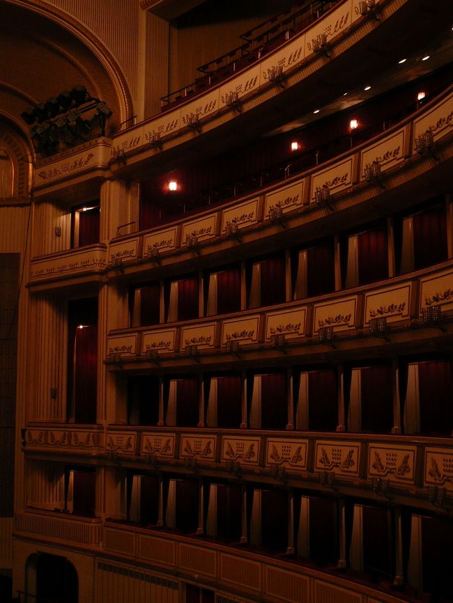 舞台。<br />立見席、S席A席･･････。<br />いま、わたしがいるところは<br />一番いい席！<br />どこもかしこも工事をしていて<br />トントンカンカン音がしていました。