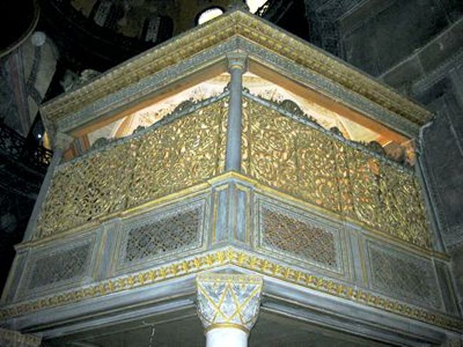 ミフラーブにむかって左手側には,スルタンが祈りを捧げる場所があります.<br />要人であるスルタンは警護のためもあり,特別な席なのですが,それにしても透かし彫りの細工が美しいです!<br />