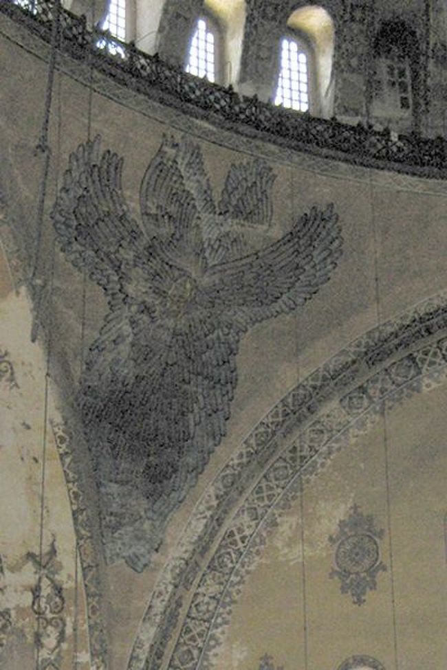 2階から,壁を見ました.アヤ・ソフィアで円盤に描かれたトゥーラ(花押)の写真は多く知られていますが,実は壁にはこんな絵も描かれています.<br />何枚もの羽根は高位の天使を表現しています.<br />さすがキリスト教の聖堂として建てられただけのことはある?!