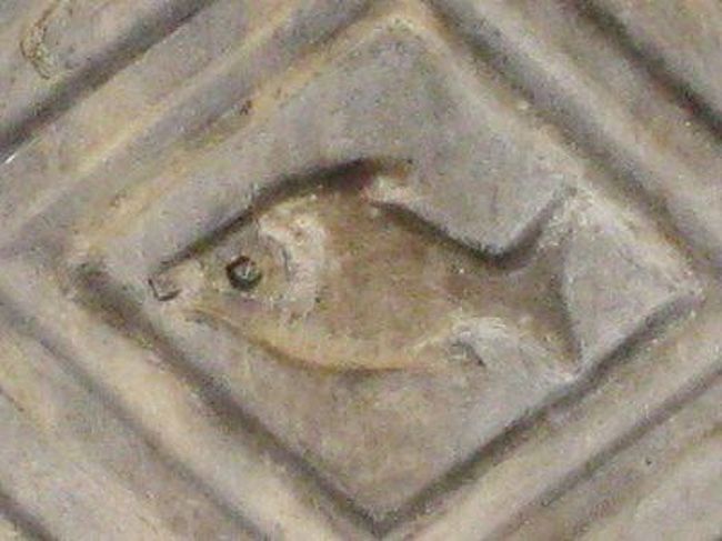 こちらも2階の壁に掘られている魚.<br />細かなところまで随所に見るものがあって素晴らしいです!!<br />ちなみにこの魚は,多分ですが,キリストを象徴していると思います.<br />ギリシャ語で「イエス・キリスト,神の子,救世主」の頭文字をとると「魚」になるから,キリスト教では魚モチーフが用いられることがわりとあります.<br />中近東や仏教で多くみられる魚と意味が違うところが面白いです♪<br />