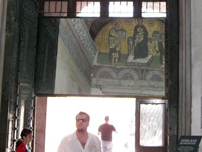 アヤ・ソフィアの出口上部には,鏡があり,モザイク画が写っています.<br />振り返ってみるのを忘れずに〜という親切な心配り(笑)<br />振り返ってみた上には,コンスタンティノープルの街とアヤ・ソフィアを献上されているマリア像が描かれています.<br />あちこちで紹介されている1枚なので,チェックしてみて下さいねv<br />また,重そうな扉も壮麗なのでぜひ見て下さい♪<br />あと,この出口を出た付近に,トイレあります.トルコ式です.<br /><br />以上,アヤ・ソフィア情報でした.