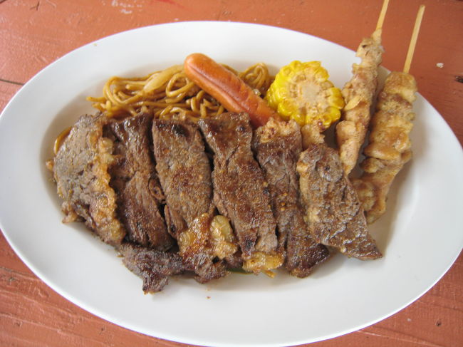 ダイビングを楽しんだあとはお待ちかねのお食事！<br />バーベキュースタイルです。<br />アウトドアって感じですな〜