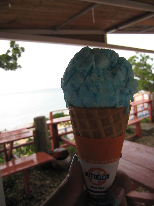 沖縄といえばブルーシールのアイスですな。<br />最近は東京でも食べられるけど、<br />このシチュエーションが大事です。