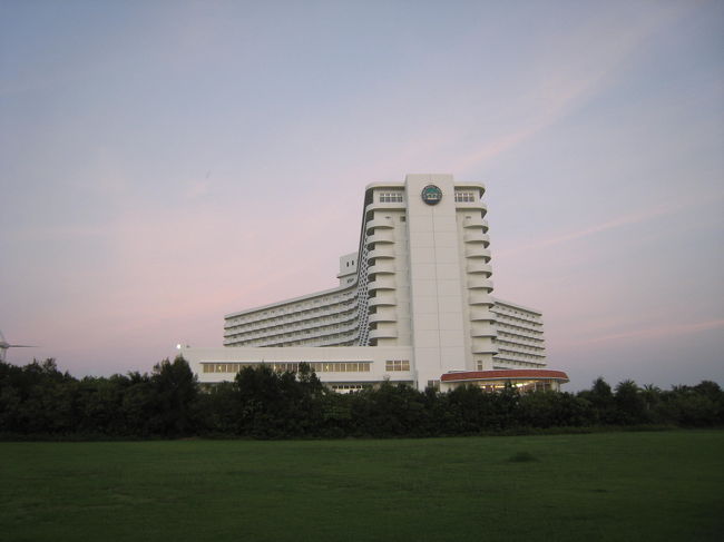 ホテル全景。<br />夕焼け色がいい感じ。