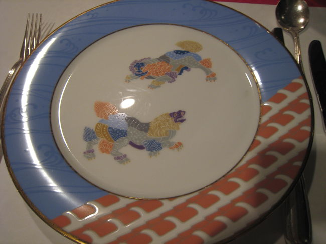 レンタカーを借りなかったので、<br />夕食はホテルで。<br /><br />シーサーのかわいいお皿。<br /><br />ところで、「シーサー」の読み方って、語尾があがるらしいです。<br />まるで若者のようだわ。