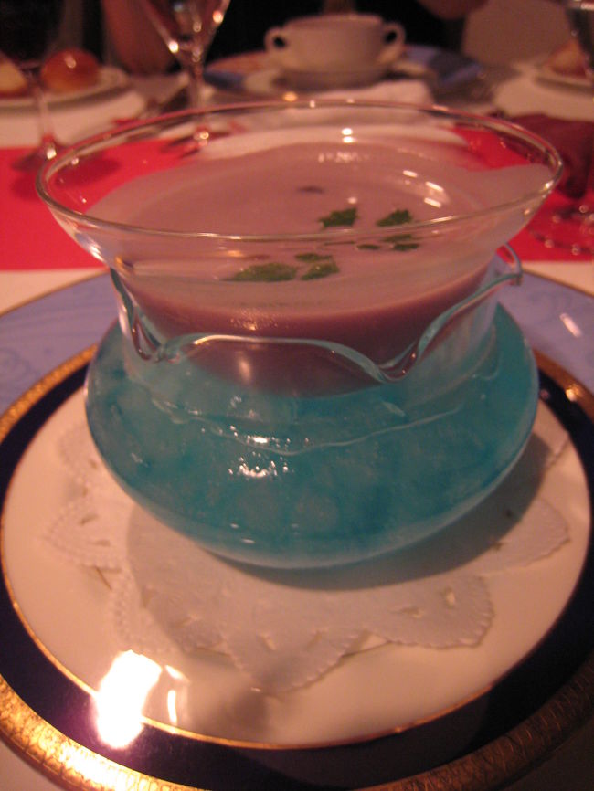 紅芋の冷製スープ。<br />下の青いのは飾りで飲めない。