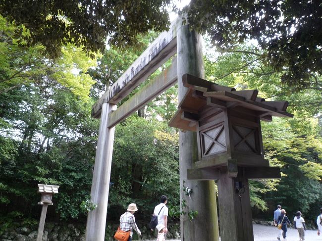 外宮はうっそうとした森の中というイメージですが、<br />内宮は木々が綺麗に整備されております。