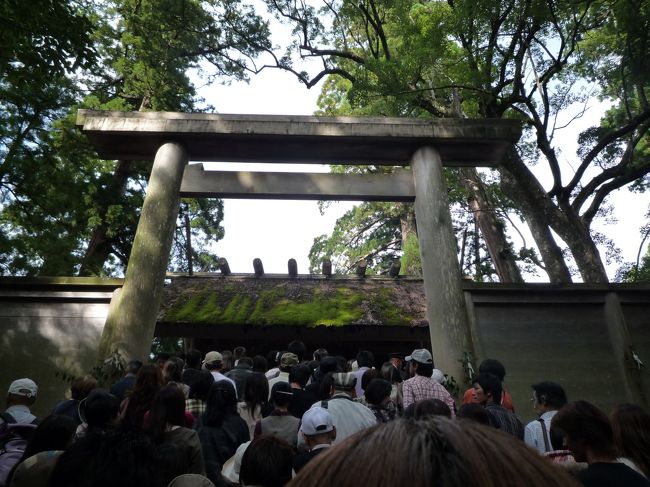 こちらは午後になっているので参拝客が大勢降ります。<br />お参りすのにだいぶ並びました・・・。