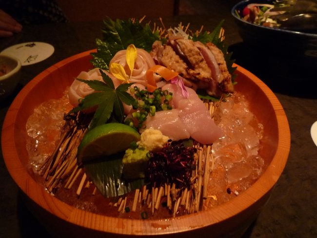 さてさて、いきなり食べ物の写真ですが、伊勢から無事名古屋へ到着。<br />まずは、ホテルへチェックイン。<br />今回は駅近くの「ナチュラルホテル　エルセラーン」に宿をとりました。<br />まあ、全館禁煙という珍しいホテル。<br />名古屋駅を太閤通口から出て徒歩数分の便利なホテルです。<br />館内はまだ新しい感じで、室内も最低限のものは揃ってるので寝るだけなら十分です。<br /><br />で、ホテルで少しのんびりして名古屋駅で知人と待ち合わせてお食事へ。<br /><br />駅から徒歩で行ける居酒屋へ。<br /><br />まずは、鳥刺し〜。<br />