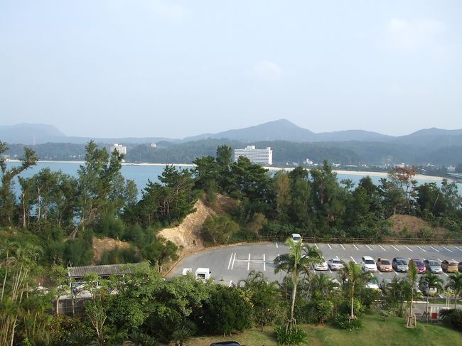 ベランダから見える景色<br />駐車場が見えるよ〜<br />遠くに海が……