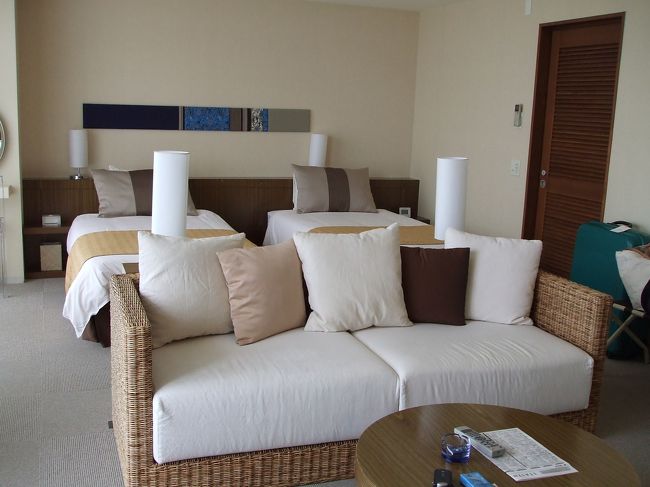 部屋はびっくりするほど広くシンプルなインテリア<br />だけれども　清潔感がありGOOD！！