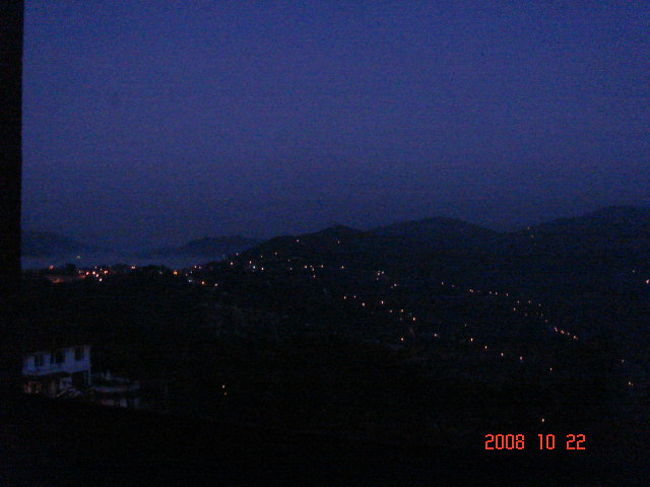 10月22日、夜明け前。ホテルの部屋から見えた風景。<br />ここのホテルは全てコテージタイプ、窓が大きくて、心が和みました。