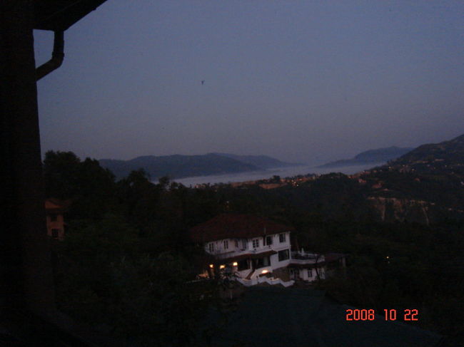 だんだんと空が白けてきて、夜明けが近づいてきます。早起きは3文のトクというやつです。