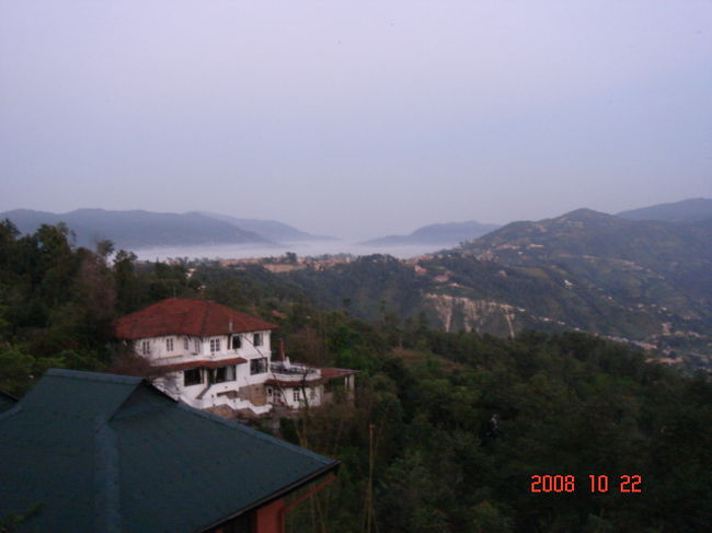 もうすぐ日があがるので、そろそろ、ホテルの敷地内にある展望台へ。（ここのホテル、ちょっとした森みたいで敷地内にview spotがありました）