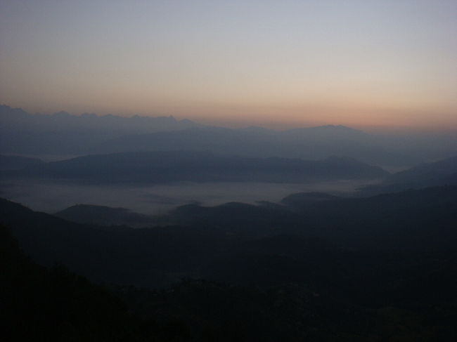 view spotにはホテルの部屋から歩いて10分くらい（タワーとかは何もない丘みたいなところ）。そこからは眼前に見事な雲海が広がっていました。