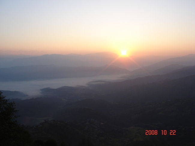 日の出。雲海に浮かび上がる朝日。