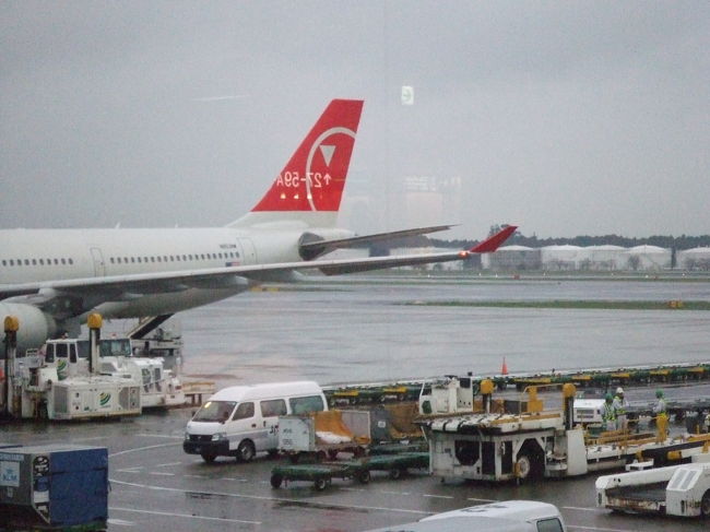 成田からバンコクへ、ノースウェスト航空で向います。<br />当然のことながら、外国人の方がたくさん！<br />ドキドキ。。。