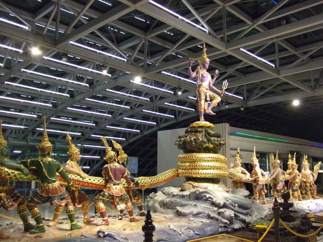 バンコク到着。時計を見ると午前1:45。<br />日本との時差が2時間なので、時計を2時間戻すと23:45。<br />時計も携帯も全て現地時間に切り替えました。<br />スワンナプーム国際空港はとても広くてきれいです！<br />とりあえず、うろうろと探検してみました。<br />レストランも何個かあって、ファミリーマートも入っています。<br />荷物は重いし広いし、結構疲れますね〜。<br />翌日は朝8:00の便でシェムリアップへ移動します。<br />宿をとるか悩んだけれど、結局空港のベンチで仮眠をとり待機することにしました。<br />結構そんな人がいるもんで、いたるところでベンチで人が寝てました（＾＾；）