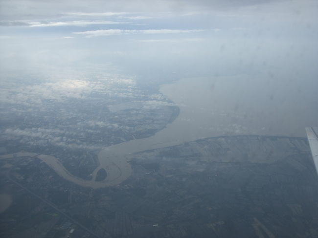 バンコク到着の翌日。<br />朝8:00のバンコクエアウェイズでシェムリアップへ。<br />この路線がなかなか高いんですよね〜。<br />でも時間短縮の為には仕方ないっす（＞＜）