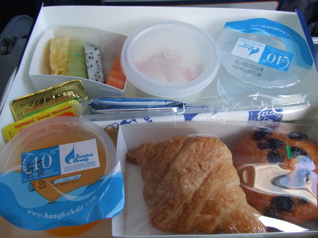 バンコクエアウェイズの機内食。<br />朝食メニューでしょうか。<br />とっても冷えひえでした（＾＾；）<br />出発から到着まで1時間の間に、機内食を食べて、ビザ申請書と出入国カードを書いて、と旅慣れてない私には結構忙しかったです。