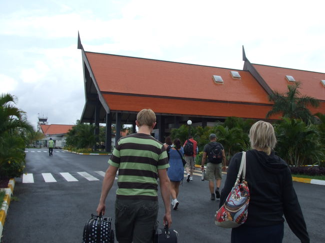 シェムリアップ空港。<br />すでにこの建物の形にワクワクです♪<br />ビザカウンターで20$払って申請し、すぐにその隣のイミグレでスタンプとビザが押されたパスポートを返してくれました。早い早い。<br />この旅行中で、シェムリアップの宿だけは日本で予約していきました。<br />おかげで空港出口には宿泊先の"Relax&amp;Resort G.H."のバイタクドライバーが私の名前を書いた紙を持って迎えに来てくれてました。