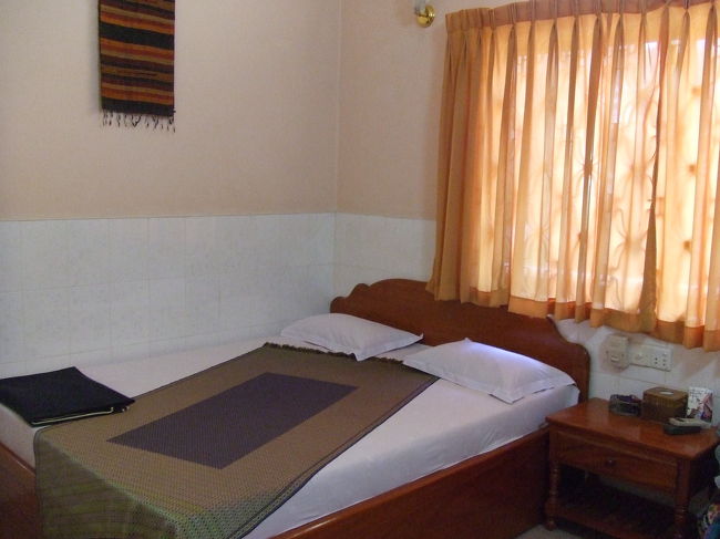 初めてのバイタク。<br />ドコにつかまればいいものか考え、ドライバーの腰あたりの服を軽くつかんで乗りました。<br />ちょっと蒸し暑いシェムリアップだけど、バイクで走っているととても気持ちイイっす♪<br /><br />G.H.(ゲストハウス)のシングルの部屋です。<br />とてもかわいい部屋でした☆<br />チェックインして荷物をおろしたら、早速バイタクでアンコール遺跡に出発！！<br />出発する時に私がまた服をつかんでいたら、G.H.のスタッフが『こうするのよ♪』って肩に手を置きました。<br />なるほど！っと、ここからは肩に手を置いて乗ってました。<br />（＾0＾）