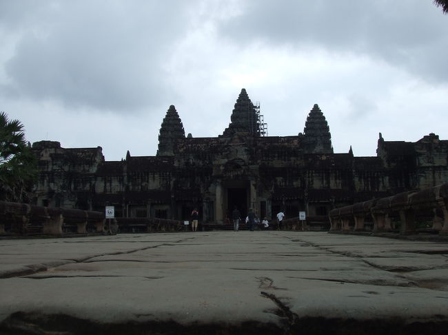 1日目は、小回りコース。<br />遺跡の入口で入場券を購入します。<br />私は3日券(40$)にしました。<br />その場で写真を撮って、すぐに顔写真入りのチケットをくれます。<br />（もっとマシな顔で写ればよかった。。。）<br />世界遺産好きな私が一度は来たかったところの一つ。<br />アンコールワット。<br />ようやく来れました！感動っす！！！<br />『地雷を踏んだらサヨウナラ』も好きなのでなおさらです☆