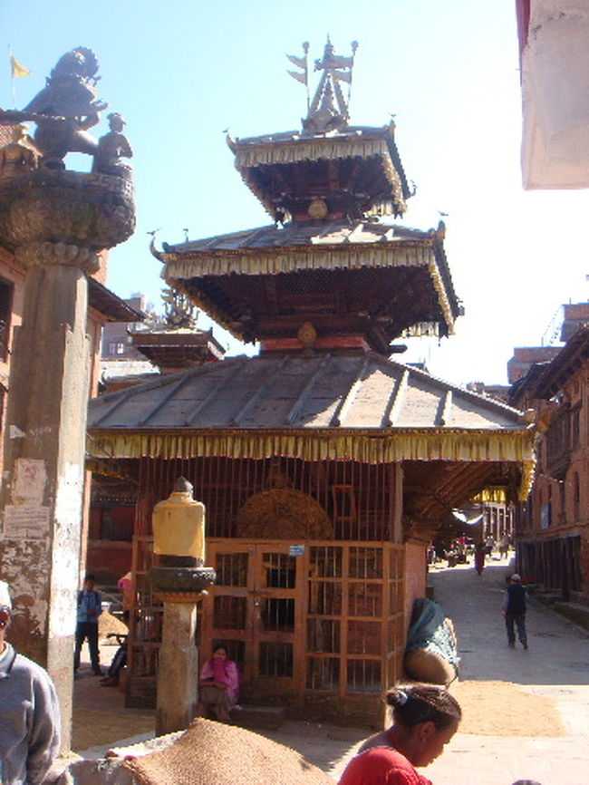 ホテルの朝を満喫した後は、ドゥリケルの町を散策。<br />町中には2つの寺院があります。まずはナラヤン寺院。バザールの中にあり、ほのぼのした賑わいがあります。