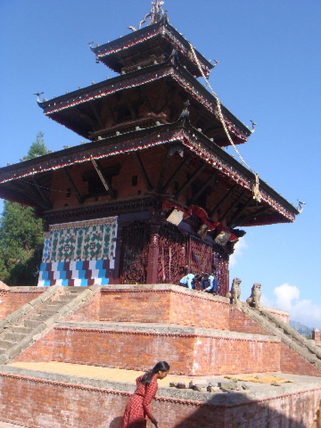 そしてそのすぐ近くにあるのがバグワティ寺院。3層屋根が見事です。