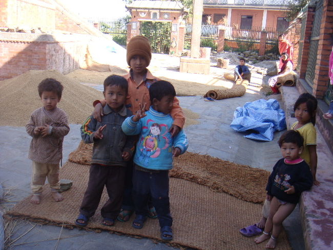 バグワティ寺院では子供たちがたくさん遊んでいました。下半身丸だしの子供も一緒に。学校休みなんだって〜、ホントかよ（笑）*周りの学校全部開いていました、この日*