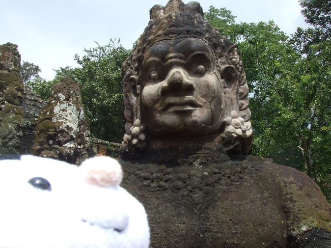 その後、雨も上がりアンコールトムへ。<br />ここは入口の南大門のところです。<br />道の両端にこんな像が数体ずつ並んでました。