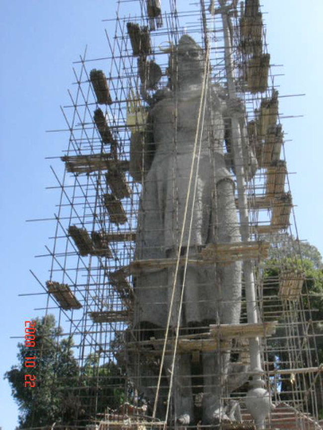 そしてドゥリケルからの帰り道、バクタプールの外れにて、でっかいゾウ発見。その正体は世界No2のシヴァ神の像。（砂とセメントで）これ団体とかが作ったのではなく一人のインド人が個人で作っているらしいです。完成は4ヵ月後！？らしいですが、何年後になるのでしょうか…？