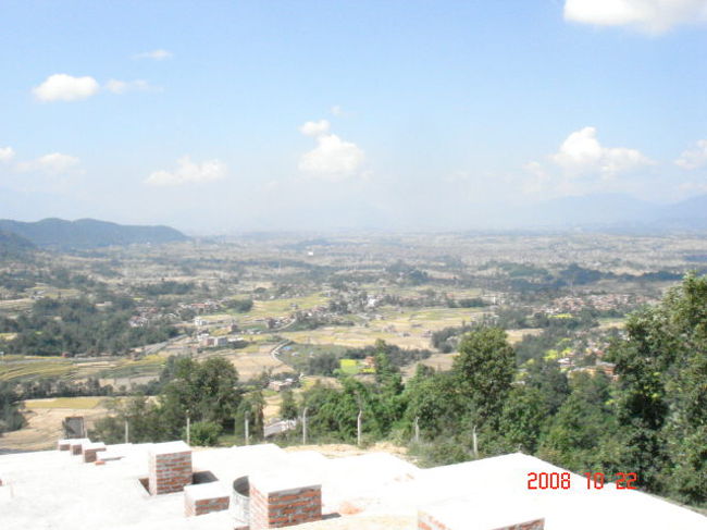 この像、小高い丘の上にあるので、一目で発見できます。興味ある方は行ってみてください〜（まだ未完成ですが）