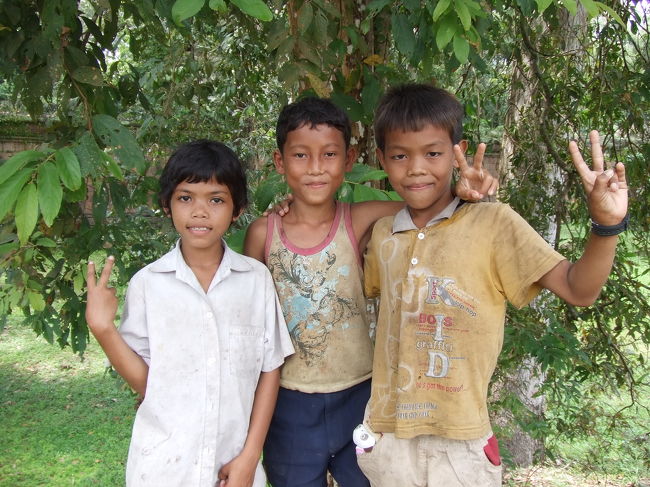 テラスにいた子供たち。<br />写真を撮ったら、『１$ちょうだい』と言うので、かわりにお菓子をあげたら喜んでくれました。