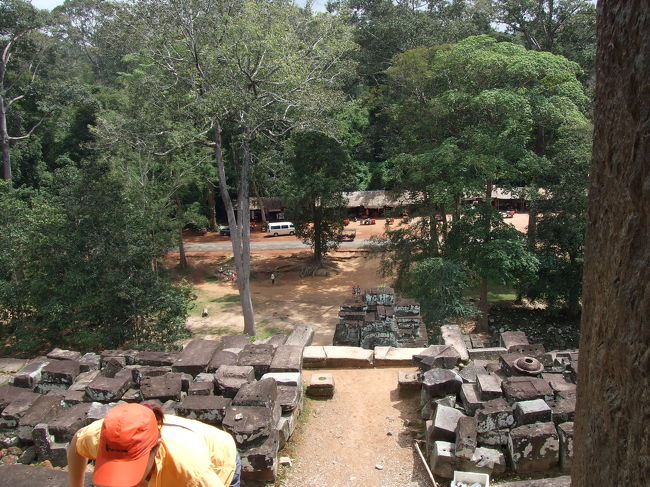 ここはタ・ケウだと思う。<br />暑かったのと、疲れたのと、メモとってなかったのとでイマイチどれがどれかよく覚えていないんです。。。<br />うーむ。<br />たぶん、すごい急な階段を登ったと思います。