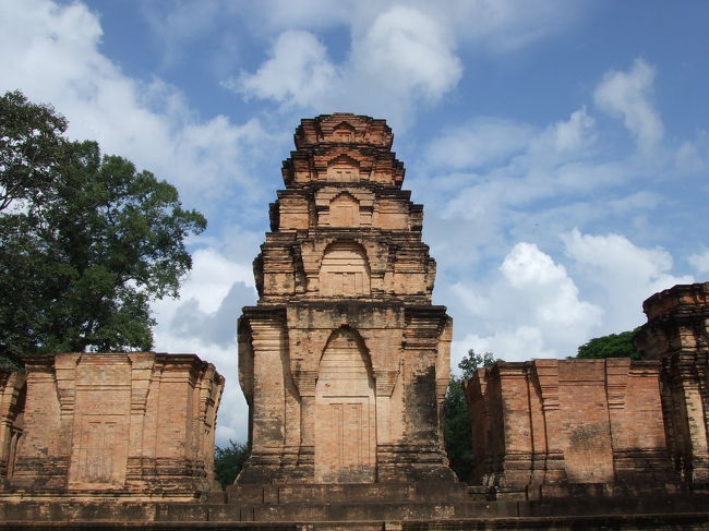 プラサート・クラヴァン。<br />手前の池では、子供たちが飛び込んで遊んでました。