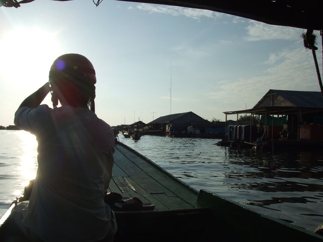 1日目の遺跡観光が終わり、一旦G.H.に戻ってシャワーを浴びました。<br />めちゃめちゃ暑いのと、結構歩き回るのでかなり汗だくになってしまいます。<br />さっぱりした所で、トンレサップ湖に連れて行ってもらいました。<br />ちょうど夕日に間に合う時間です。<br />ボートを20$で貸しきって出発です。<br />片道を、バイタクのドライバー（チュン）が運転してました(笑)<br />ボートにはチュンと私と（本当の）ドライバーのおじさんと3人です。