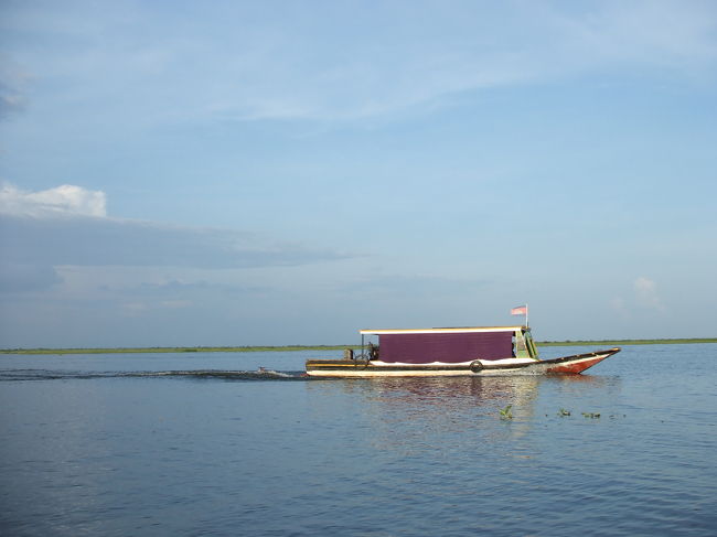 湖にはたくさんのボートが走っていました。<br />水上には家もあり、ここで生活している人達の暮らしぶりが伺えます。<br />小学校とかも水上にありました。