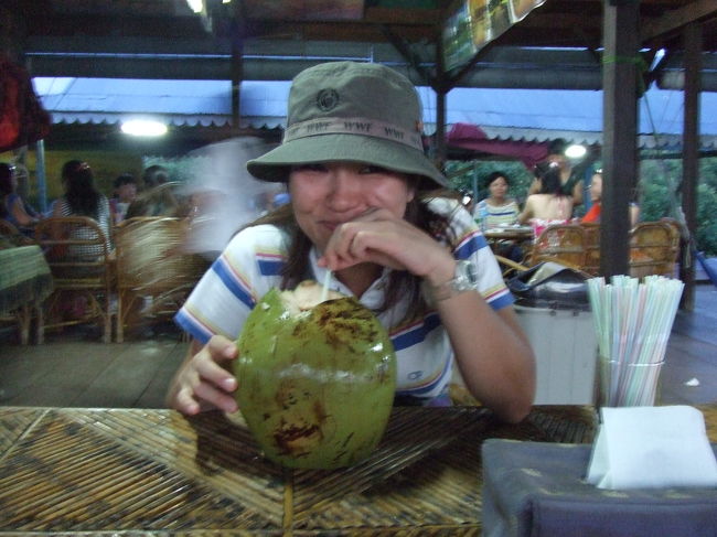 ココナッツジュースと、小エビのゆでた物を食べました。<br />おいしかった♪<br />帰りにバイクがパンクしちゃって、途中で修理したのでした。。。私がそんなに重かったのか！？(笑)<br /><br />G.H.に戻ってすぐにテラスでご飯をいただきました。<br />テラスではスタッフの皆さんが自己紹介してくれたり、宿泊客の皆さんなどたくさん人がいて、いろいろ話しかけてくれました。<br />お客さんは全て日本人だそうで、初心者の私にはとても心強い宿です。