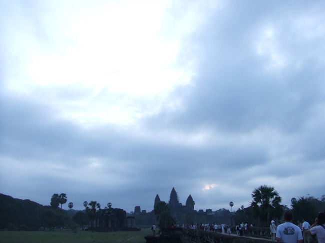 う〜ん。。。。<br />ちょっと雲行きが怪しい。<br />残念ながらキレイな日の出は見れませんでした。