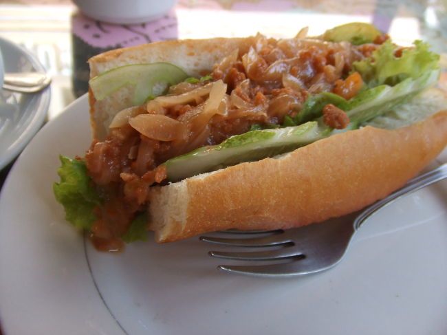 G.H.に戻ってもう一眠りした後、朝ご飯をもらいました。<br />朝食・夕食付きの宿なんですよね〜（*＾0＾*）<br />カンボジアのご飯はとてもおいしいです♪