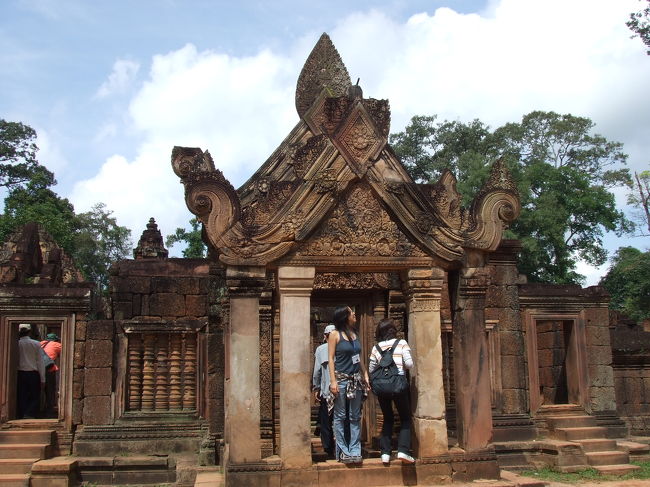市街からバイクで1時間くらいかかったかな。<br />結構遠かったです。<br />全体的に赤い遺跡で、とてもキレイに彫刻が残っていました。<br />有名な、『東洋のモナリザ』があるところです。