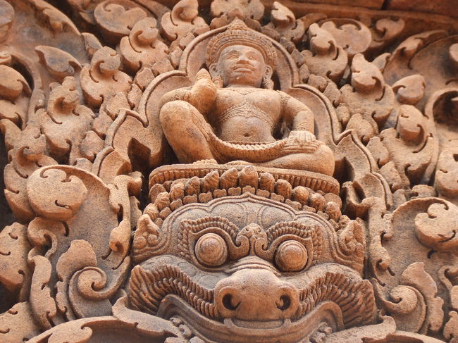 ホントに彫刻が細かいですよね〜。